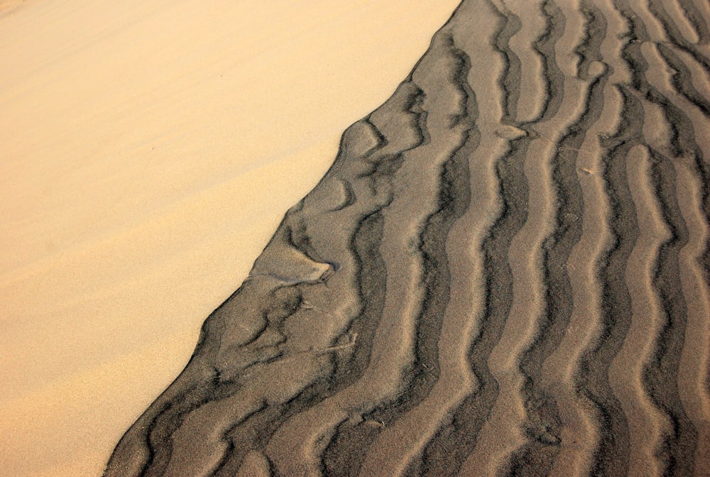 eine Sanddüne mit Wellenlinien im Sand