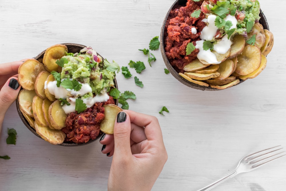 personne mangeant un plat de légumes