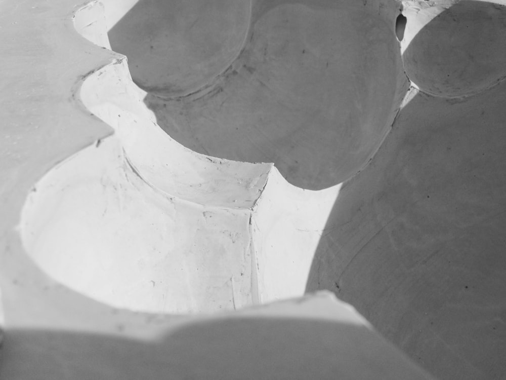 a black and white photo of a sculpture