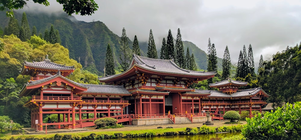 Templo de la pagoda de madera marrón rodeado de árboles verdes
