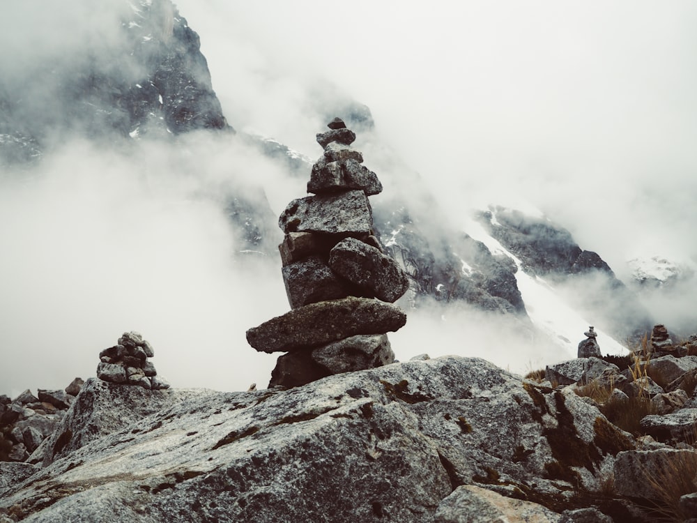 montagne couverte d’un brouillard blanc