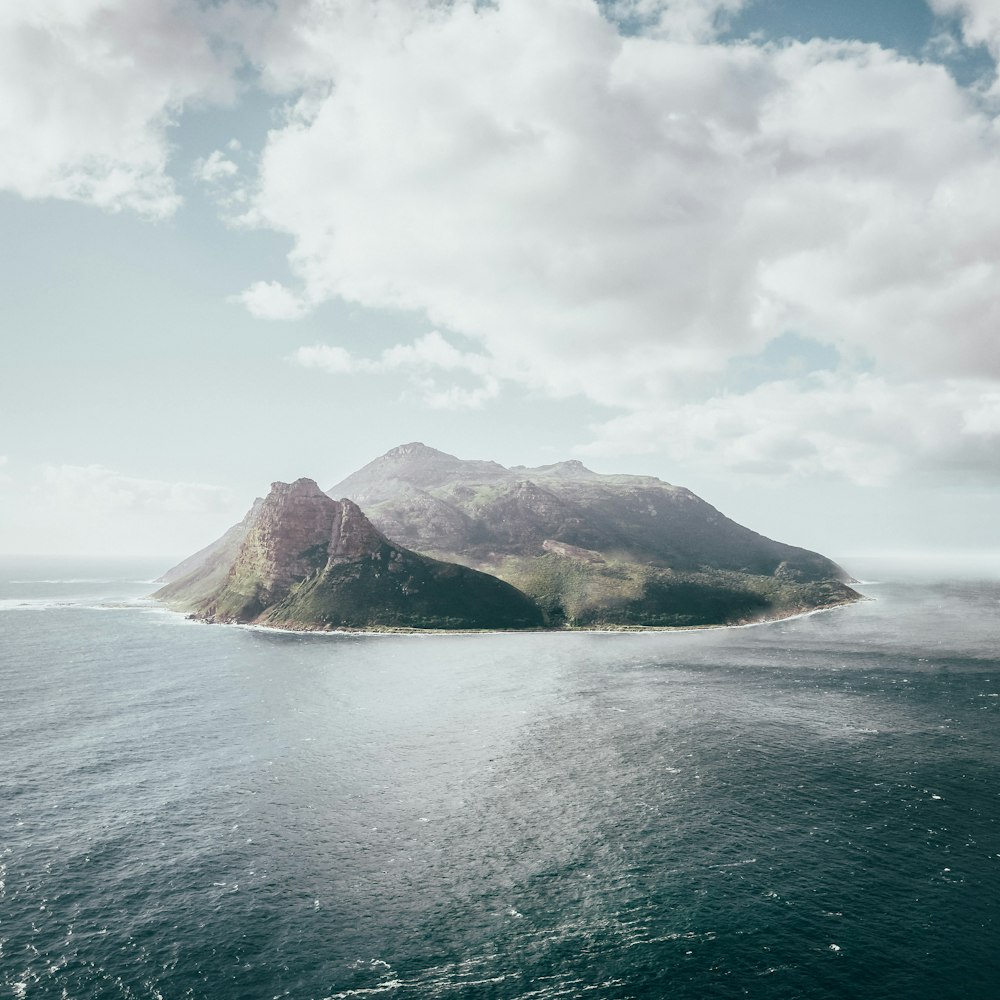 Fotografía a vista de pájaro de la isla bajo las nubes blancas