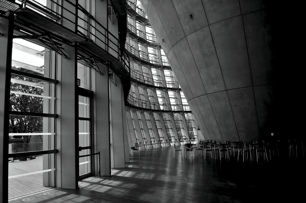 Foto en escala de grises del interior del edificio