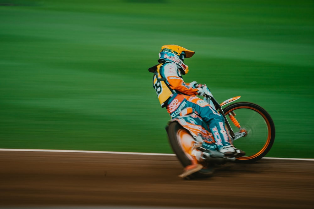 Mann fährt Motocross-Motorrad auf Schwenkfotografie