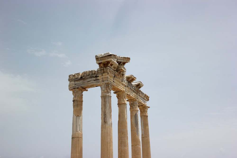 closeup photo of pillars