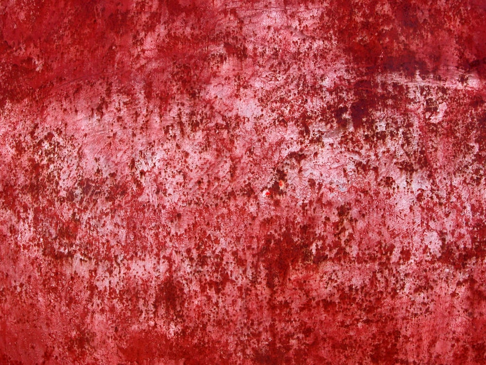 Eine rote Wand mit viel Rost drauf