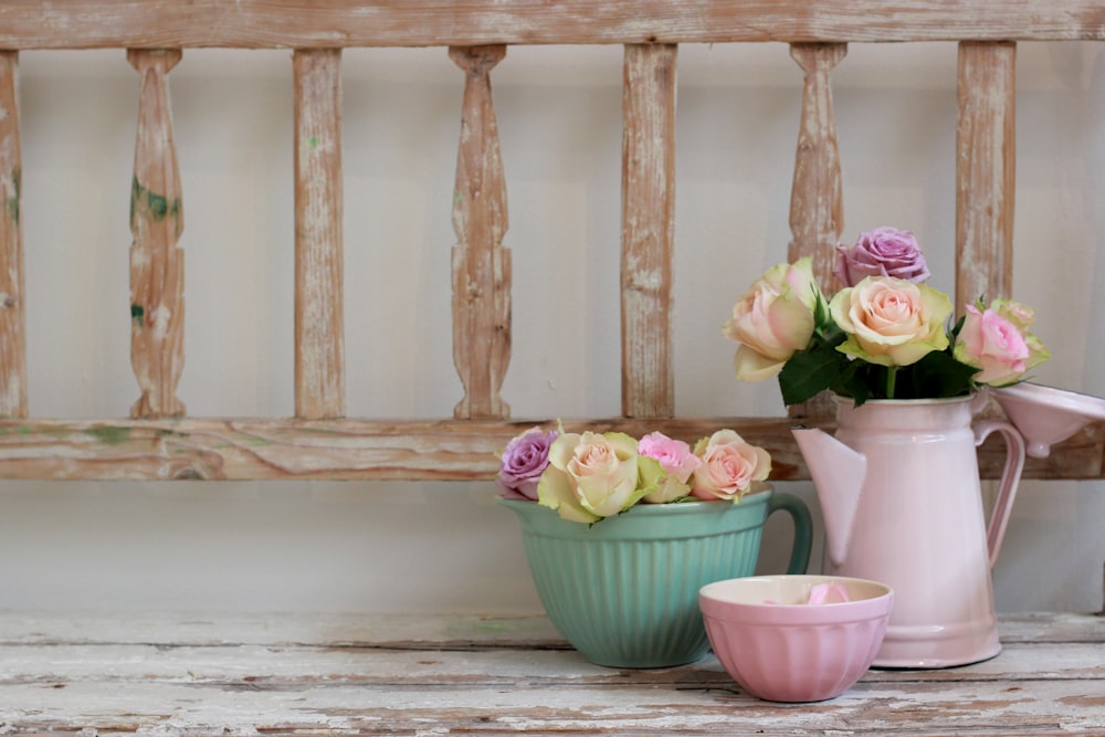 foto di fiori petalati con vaso e annaffiatoio
