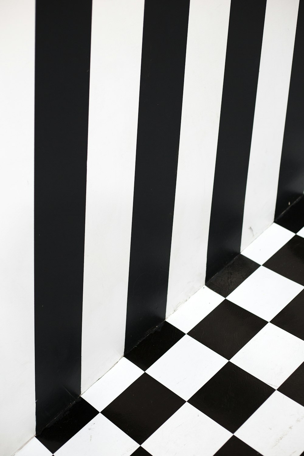 ein schwarz-weiß karierter Boden und eine Wand