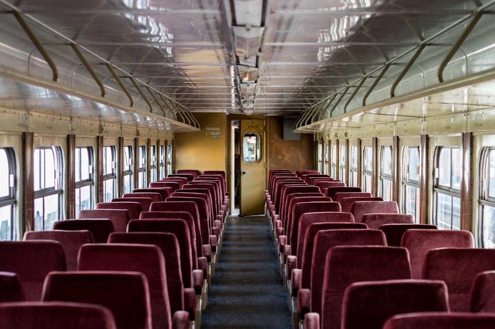 Innenraum des Zuges mit roten Stühlen