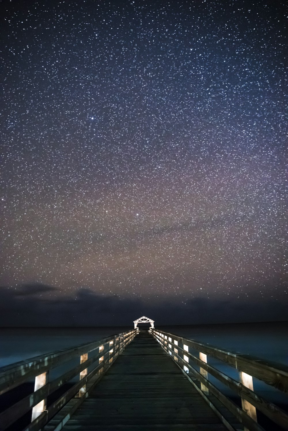 ponte sob o céu estrelado