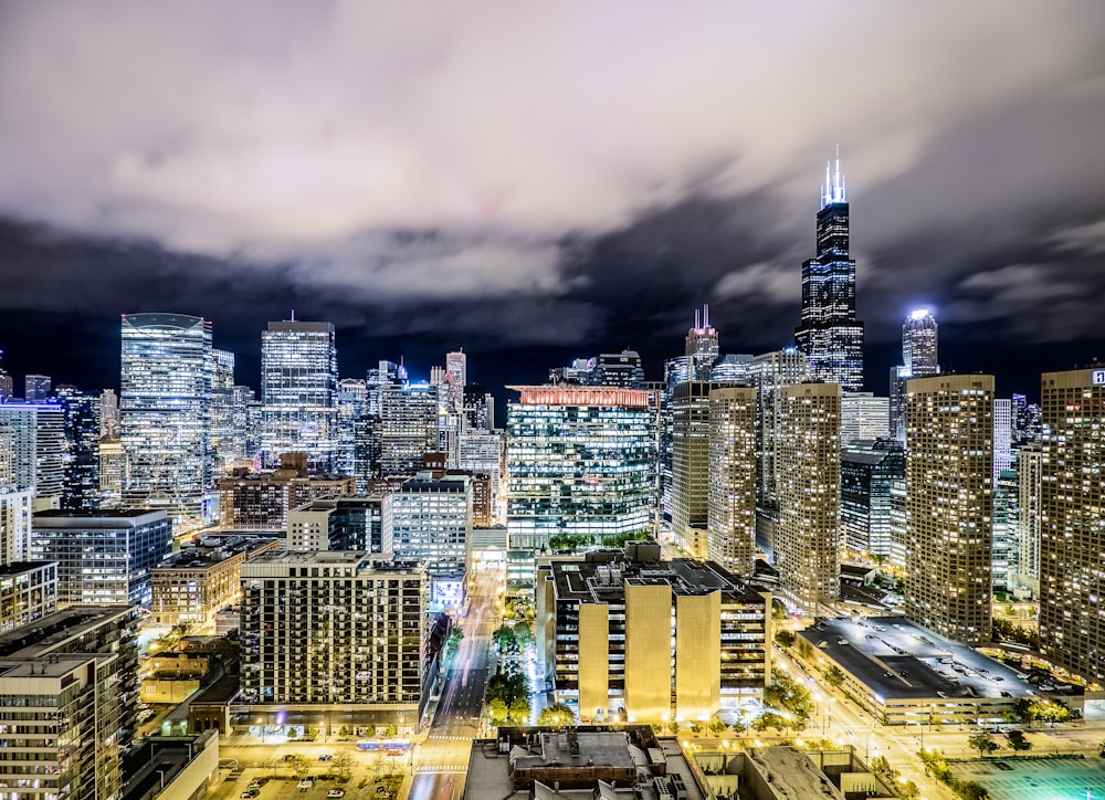 Foto de la ciudad durante la noche