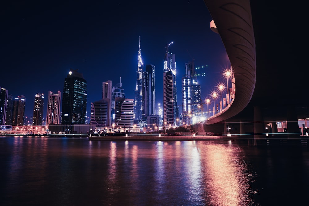 Foto de paisaje de un edificio de gran altura durante la noche