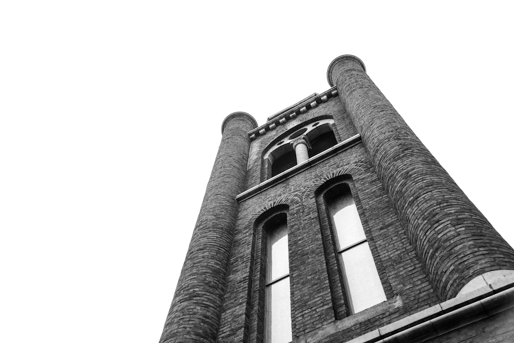 Edificio in calcestruzzo grigio e bianco G