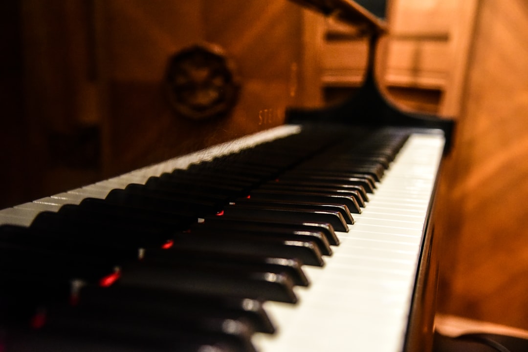 brown upright piano,