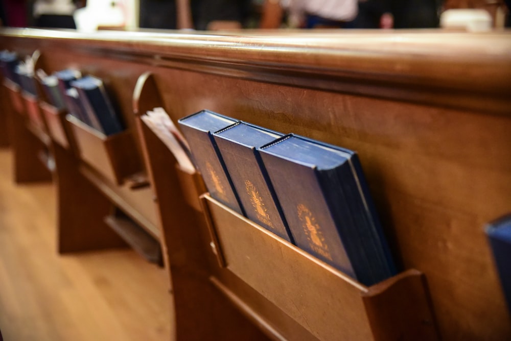 Bible à l’arrière du banc