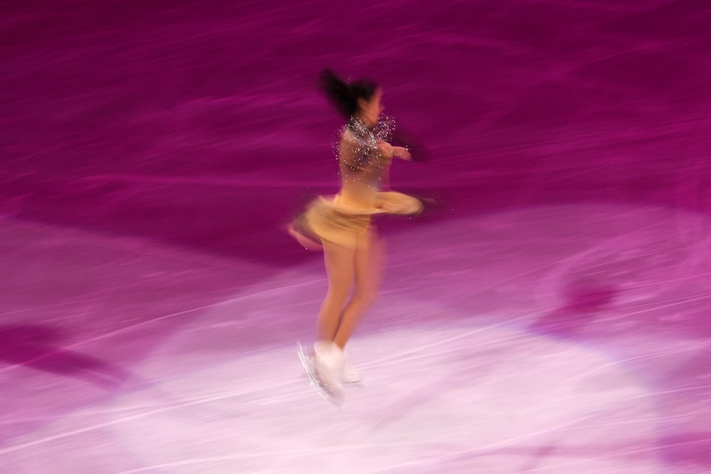 mulher em bege realizando patins no gelo