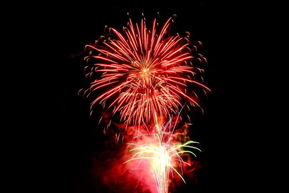 fogos de artifício vermelhos no céu noturno