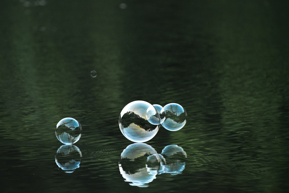 fotografia di bolla sullo specchio d'acqua