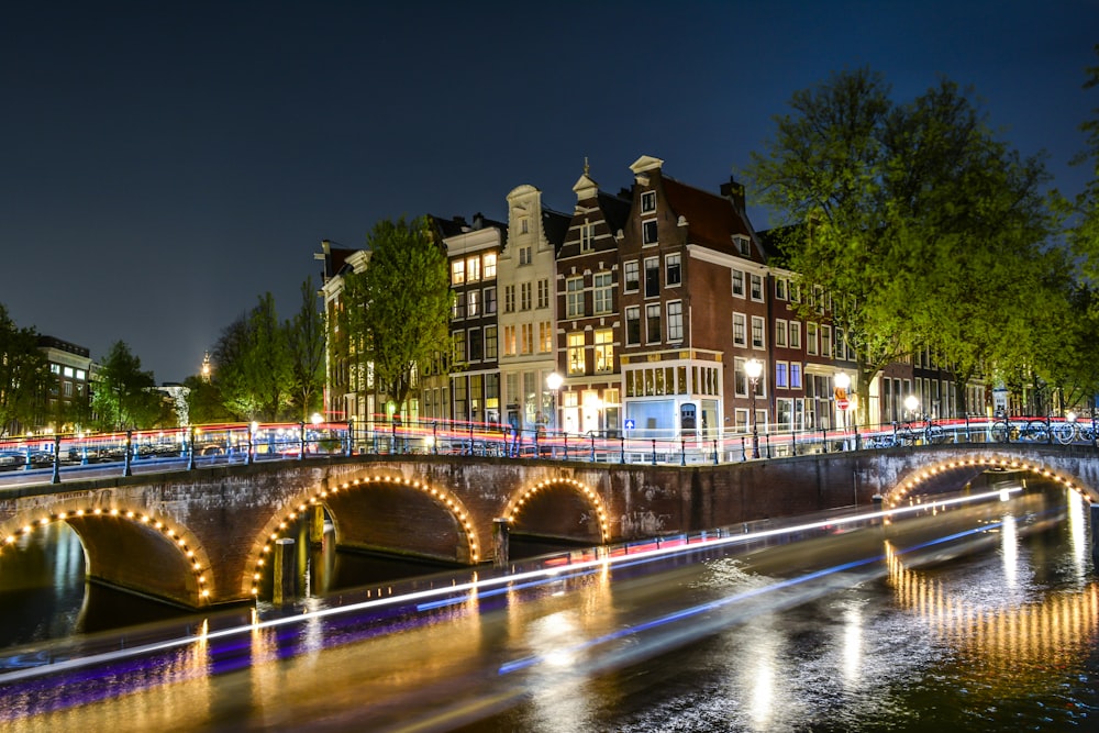 beleuchtete Stadt in der Nähe der Brücke