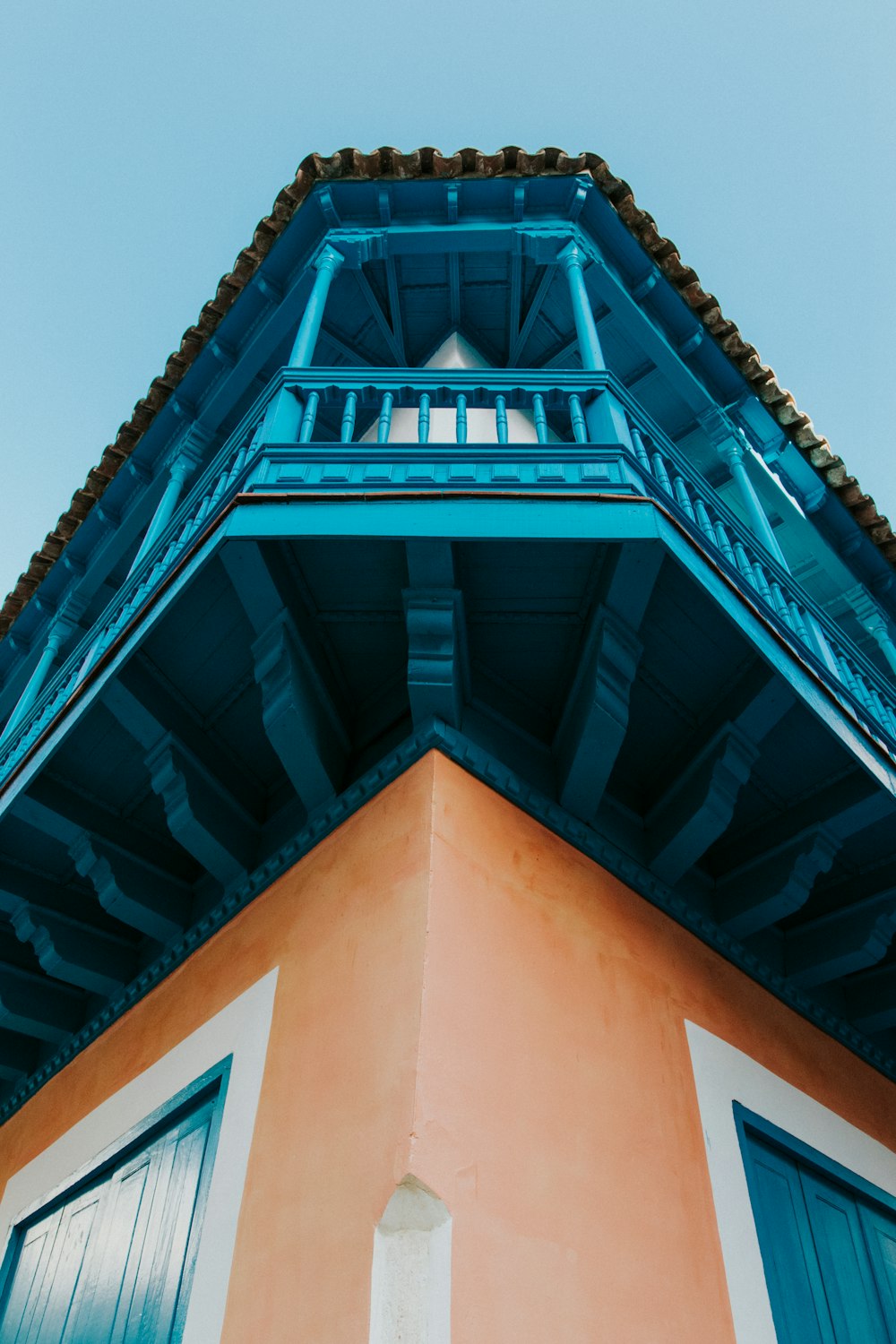 Bâtiment de deux étages brun et bleu