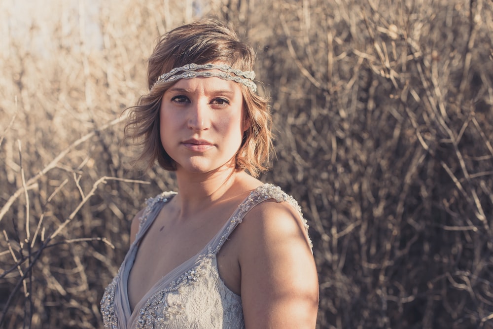 Selektive Fokusfotografie einer Frau im Wald