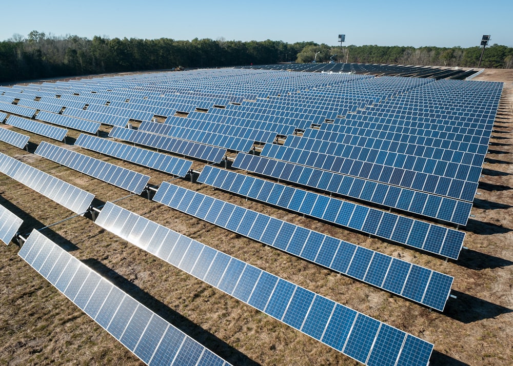 tableros de paneles solares en suelo marrón