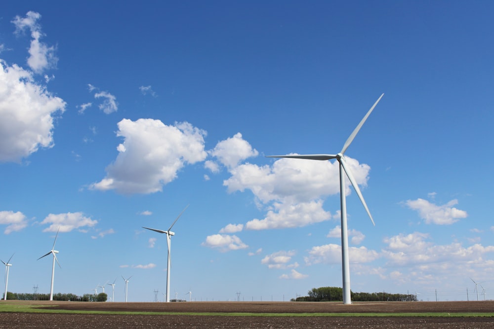 Turbinas eólicas blancas bajo el cielo azul durante el día