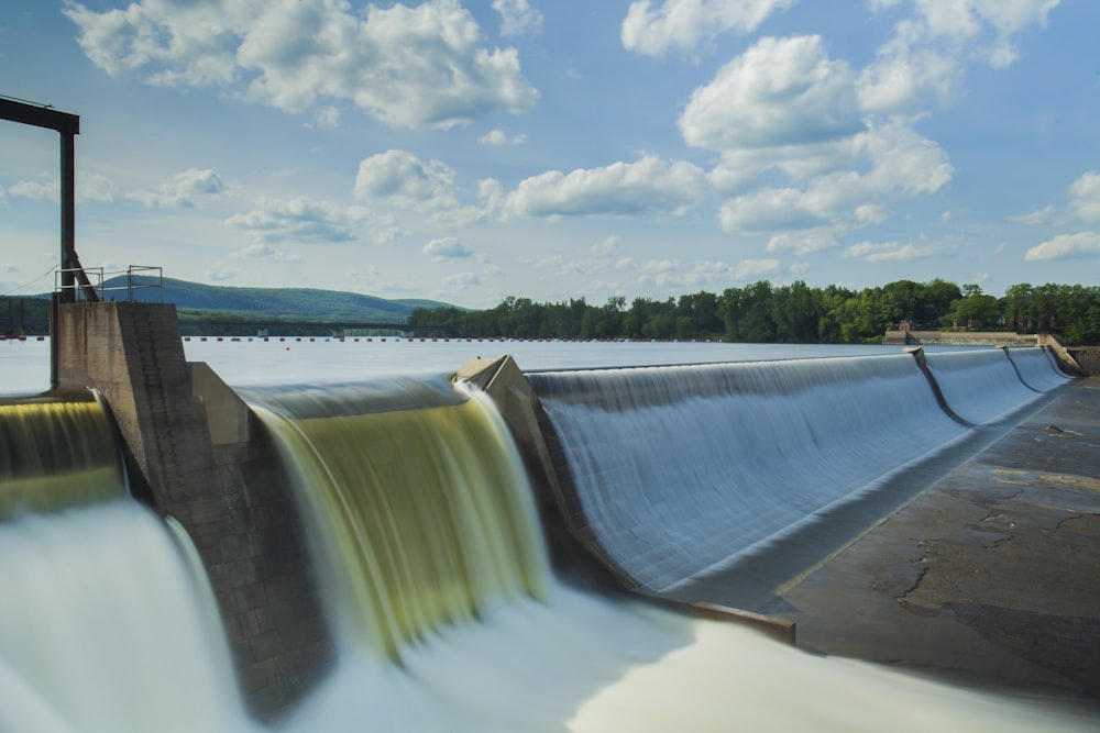 diga d'acqua sotto cieli bianchi e azzurri