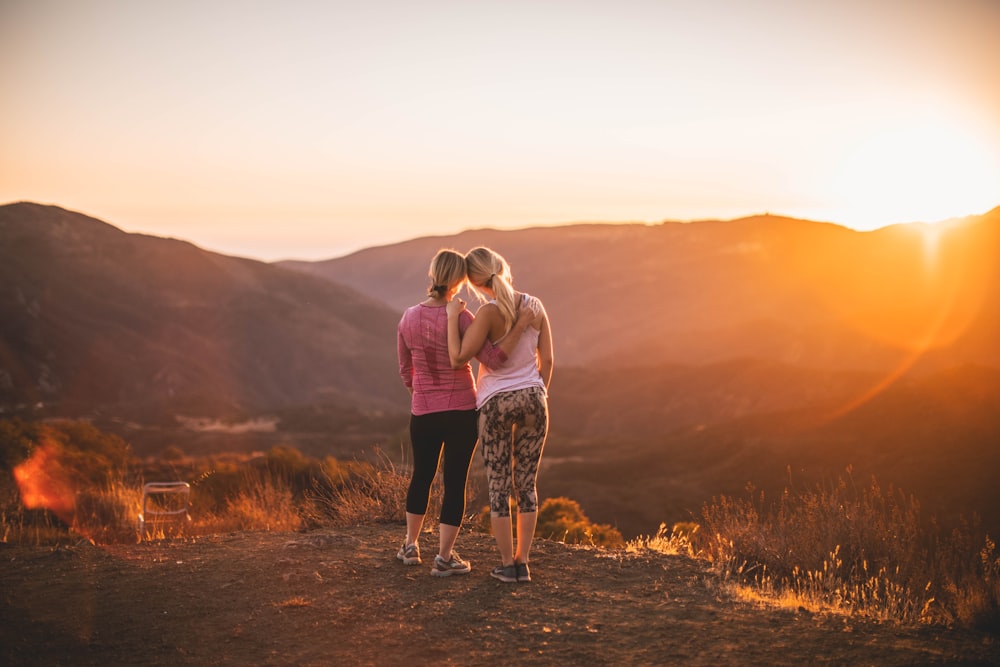 Zwei Frauen stehen auf einem Berg