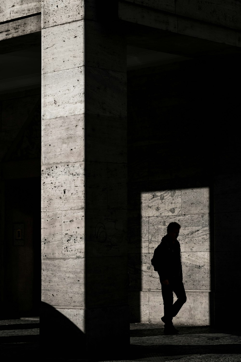 silhouette dell'uomo in piedi all'interno della struttura