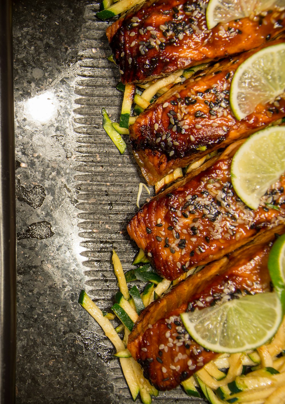 Bratenfleisch mit Limettenscheiben belegen