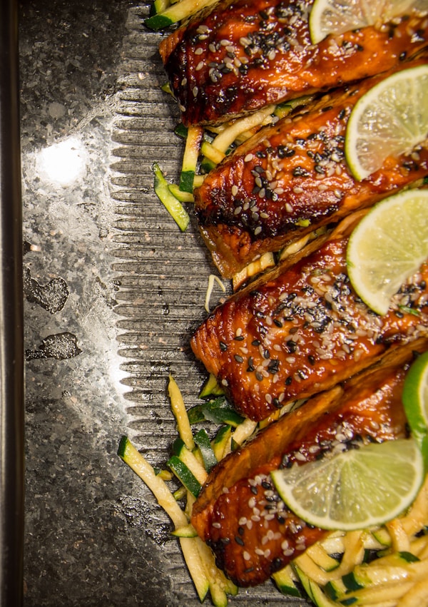 Roast meat top with slice limes