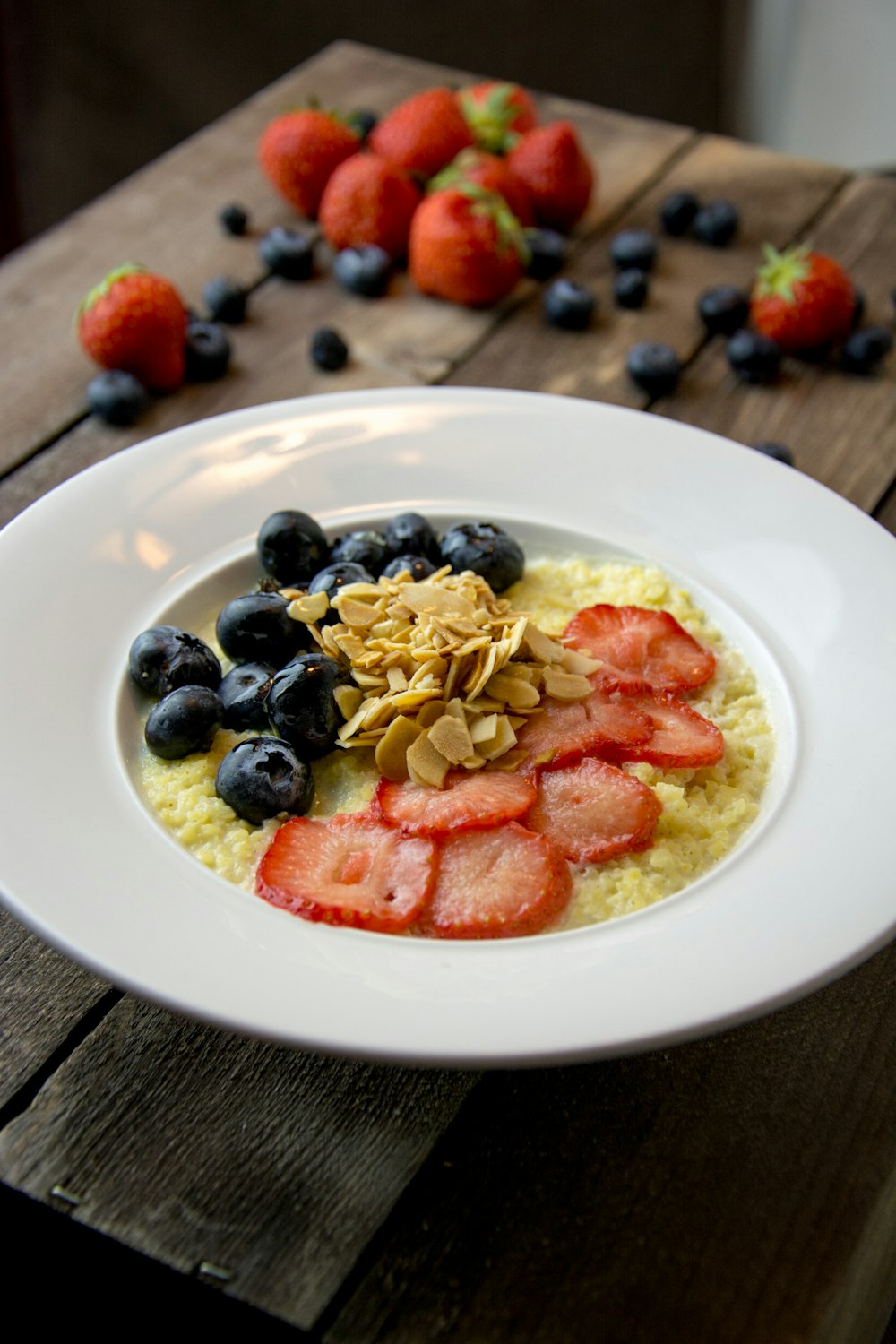 Frutas cortadas en rodajas en plato de cerámica