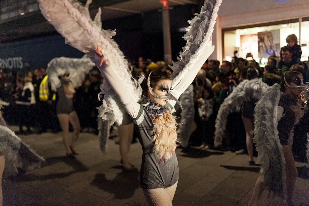 mulher no carrinho do traje do pássaro durante o festival