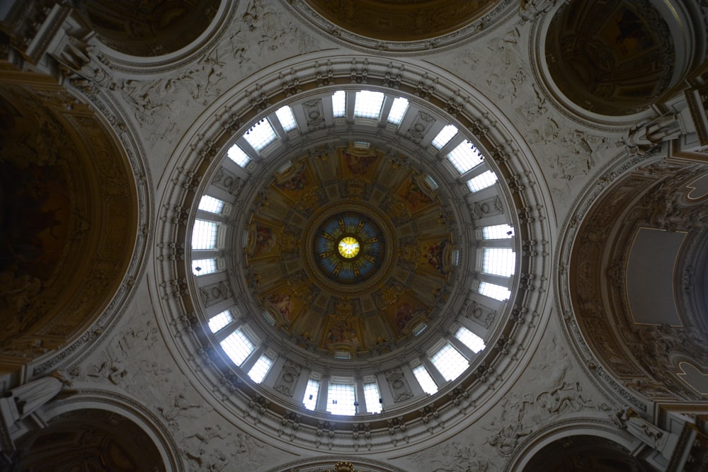 茶色と白のコンクリート天井のローアングル写真