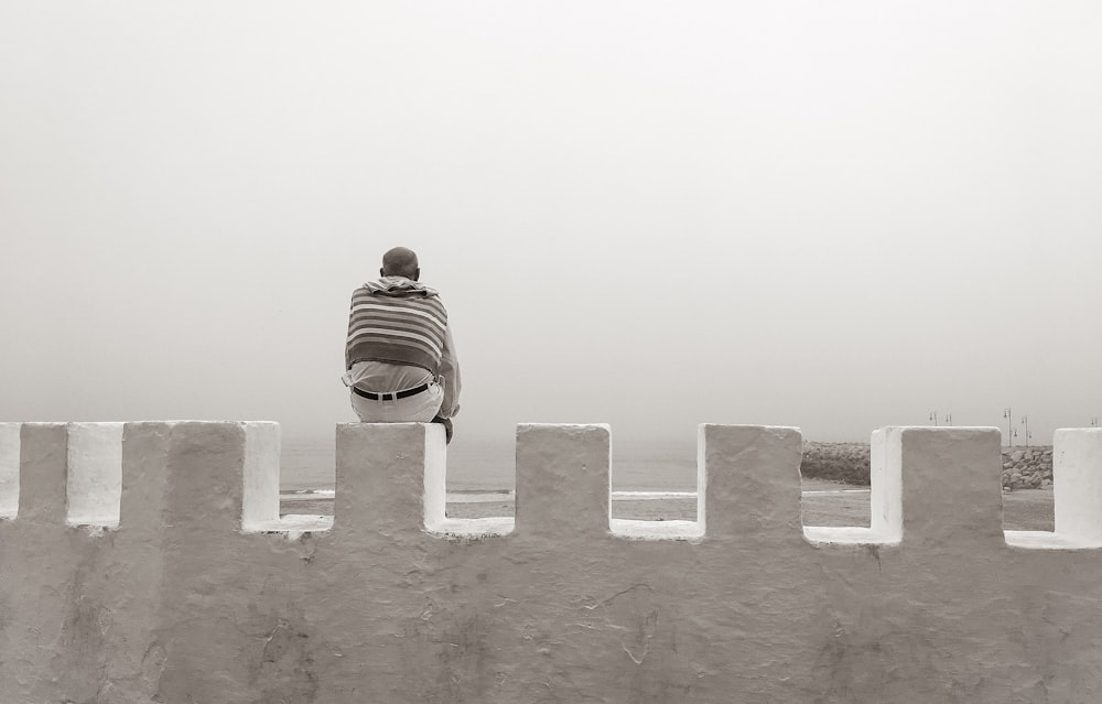 Photo en niveaux de gris d’un bâtiment en béton