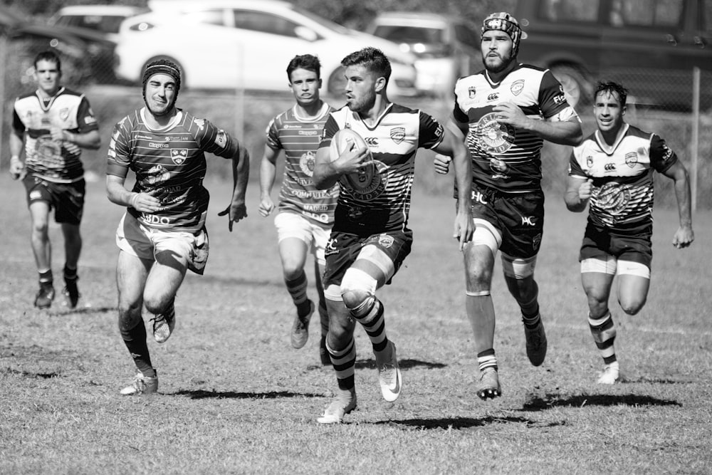 Jugadores de fútbol corriendo en el campo