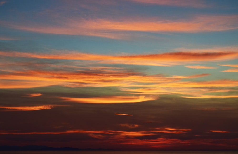 Blauer Himmel und weiße Wolken bei Sonnenuntergang