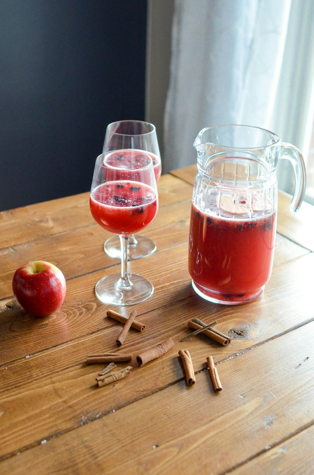 jugo de manzana junto a canela