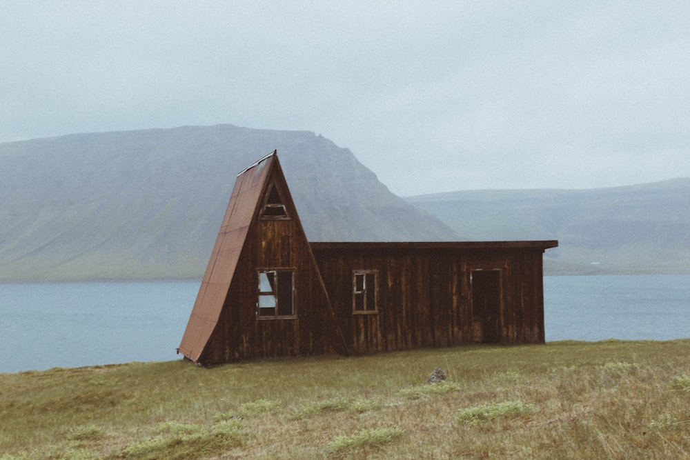 Casa de madeira marrom perto do lago