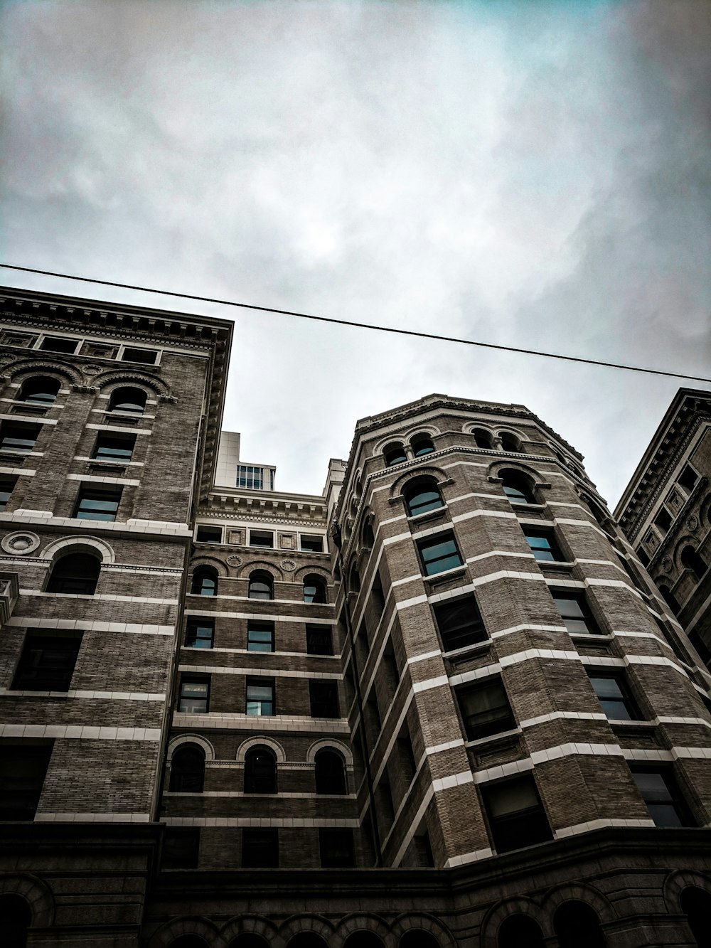 茶色のコンクリートの建物のローアングル写真
