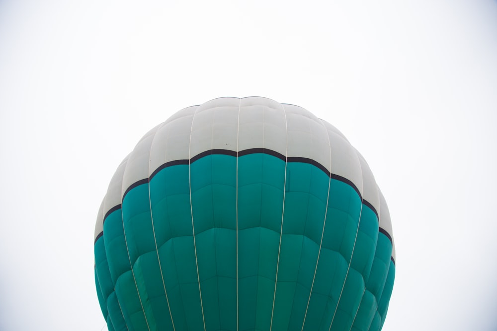 Grüner und weißer Heißluftballon