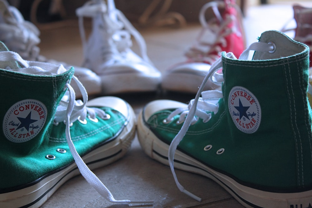 foto de primer plano de zapatillas altas Converse verdes