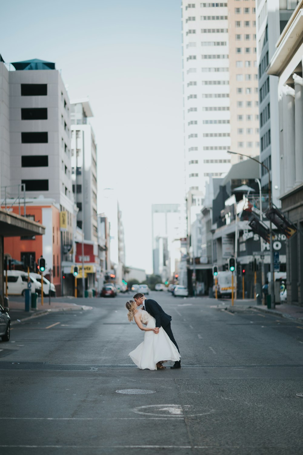 bride and groom kissing in the middle of roas