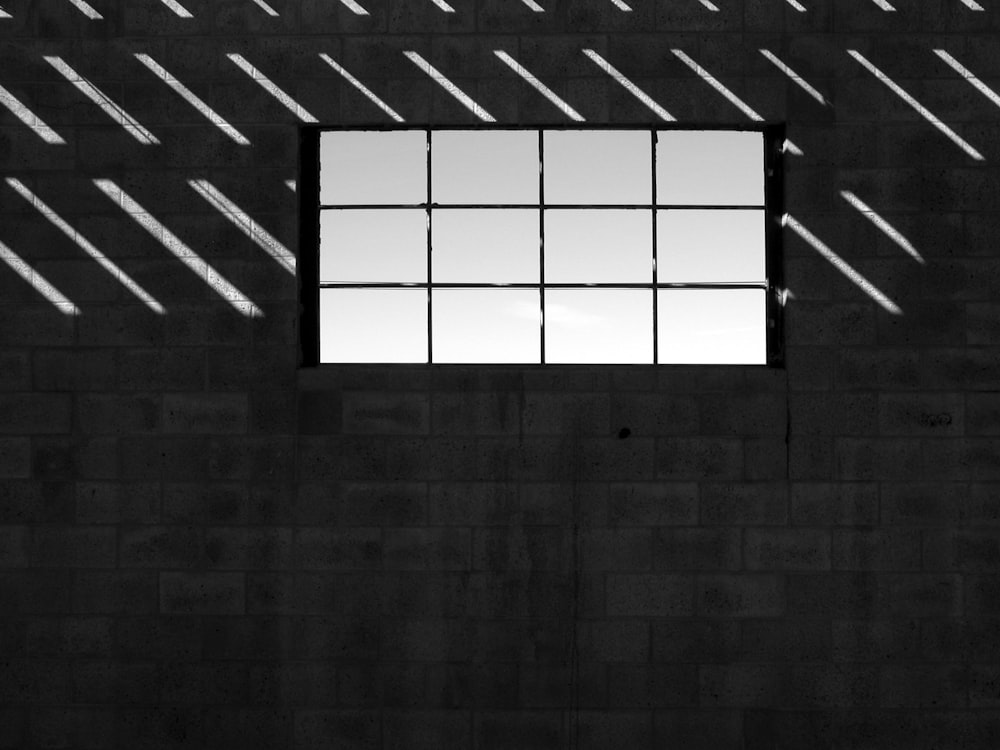 Telaio della finestra nero e grigio