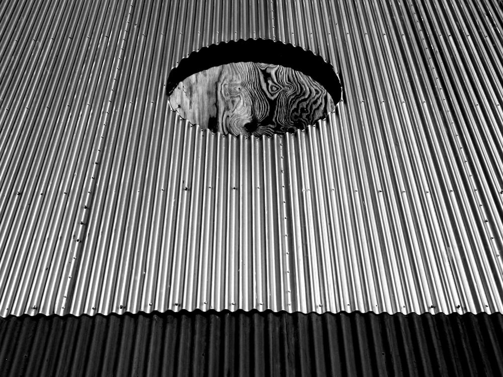 구멍이 있는 회색 골판지 지붕의 항공 사진