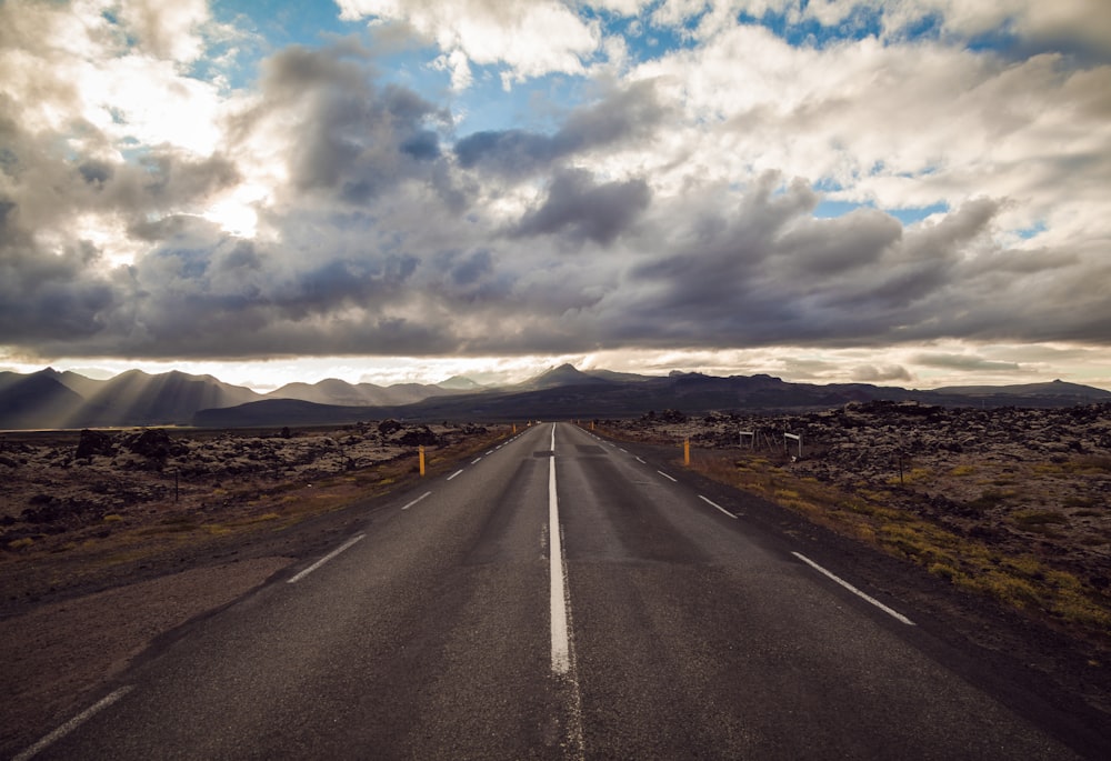 Carretera cerca del desierto bajo el cielo nublado