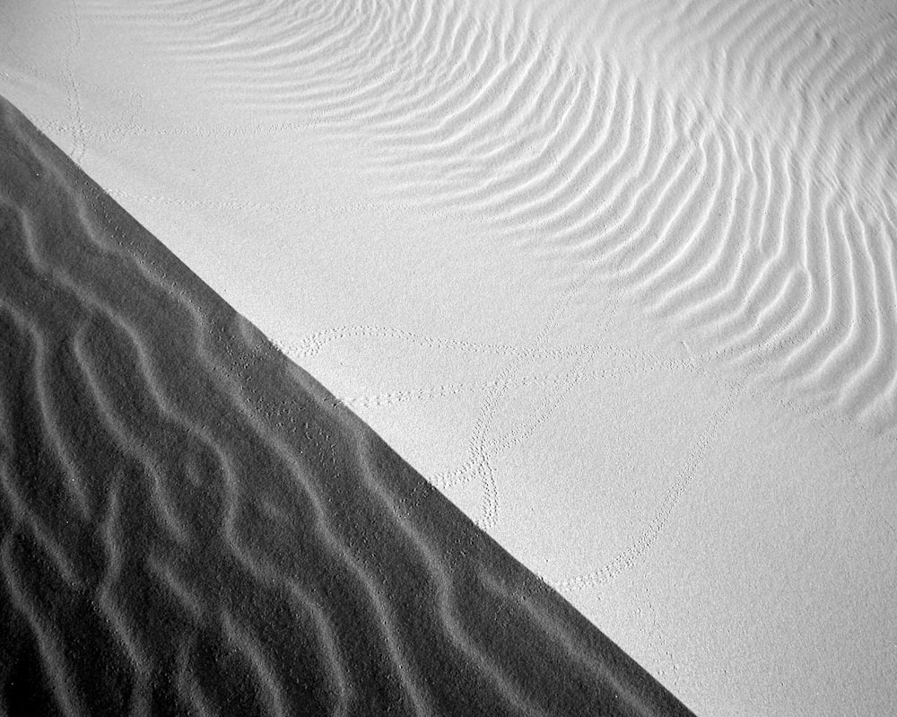 Photographie en niveaux de gris du sable