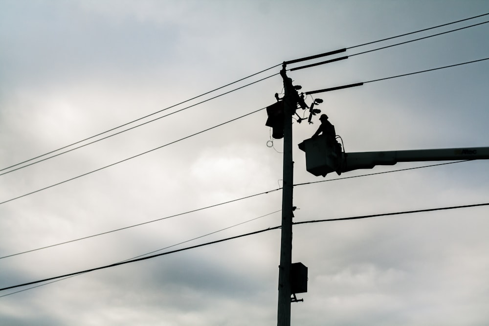 Silhouette einer Straßenlaterne während des Tages