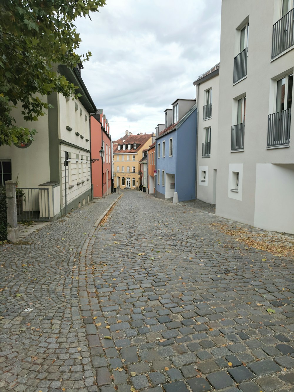 Blau-weißes Betongebäude tagsüber